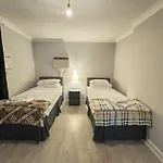 Queensborough Apartment, Central London