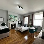 Spacious Studio Near Hyde Park