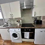 Spacious Studio Near Hyde Park