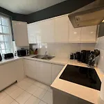Stylish 3-Bedroom Flat In Belsize Park Perfect For Families Business Trips!