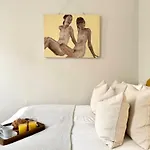 Chic Marylebone Village W Premium Mattress And 55 Inch Tv, By The Design Traveller