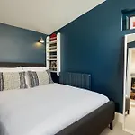 Veeve - The Colbalt Cottage