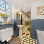 Spacious & Luxurious 2-Bedroom Edwardian Apartment