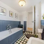 Spacious & Luxurious 2-Bedroom Edwardian Apartment