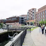 Veeve - The Camden Canal Apartment