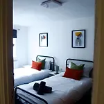 Stratford Centre, 2 Or 3 Bedroom Apartment, Walk To Westfield, Near Station, Sleeps 6