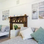 Five-Bedroom Detached House Garden View Near Train Station In London