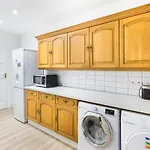 Five-Bedroom Detached House Garden View Near Train Station In London
