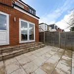 Peaceful 3 Bed Acton Retreat Zone 2 Sleeps 9