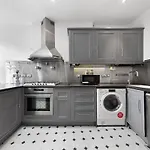 Spacious Sleep 11 With Terrace In Earls Court Ec99