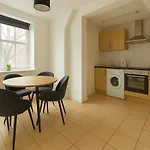 Bright Apartment In Henley House