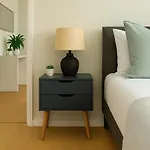 Bright Apartment In Henley House