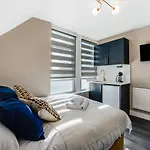 Modern Studio In Excellent Location 8