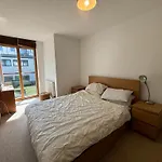Stylish 1Bd Flat In Gated Community Clapham