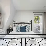 Joivy Modern And Elegant 2-Bedrooms Apartment