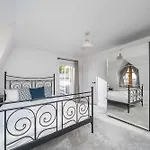 Joivy Modern And Elegant 2-Bedrooms Apartment