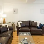 1Bd Modern City Oasis: Near London Attractions