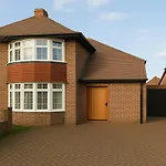 3 Bed Garden Flat In Acton
