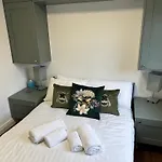 Unique Luxury Home In The Heart Of London. Air Conditioned With Private Garden