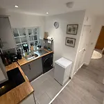 Entire One Double Bedroom Apartment With Living Room And Garden