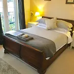 Lynbrook Grove Guesthouse