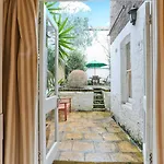 A Home To Rent - Chelsea Apartment
