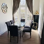 Spacious & Modern 2 Bed Apartment At Knightsbridge London