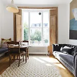 Bright Talbot Road Apartment