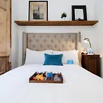 Bright Talbot Road Apartment