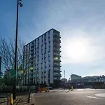 Modern Family Home Close To Victoria Station By Underthedoormat