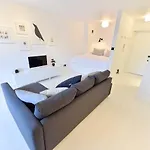 Minimalist Studio With Balcony In Kensington, Sleeps 4