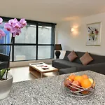 Modern & Peaceful Flat 2 Mins To Tube