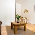 Stylish Hyde Park Apartment