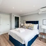 The Carlyle - Stunning Serviced Apartments