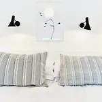 Minimalist Studio With Balcony In Kensington, Sleeps 4