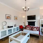 2 Bedroom Modern Apartment On Historic Marylebone Lane