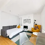 Chic & Contemporary 2-Bed Flat, Sleeps 6, In Soho