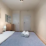 Queensland House - Deluxe Guest Room