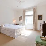 Bassett Road IV By Onefinestay