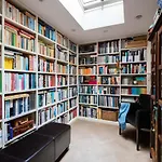 Charming Chiswick Home Near Ravenscourt Park By Underthedoormat