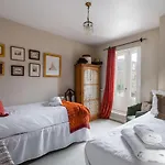 Charming Chiswick Home Near Ravenscourt Park By Underthedoormat
