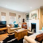 Charming Chiswick Home Near Ravenscourt Park By Underthedoormat
