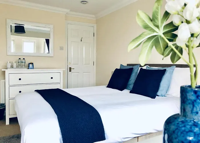 2 Bed 2 Bath Flat With Private Parking And 3 Min To Tube