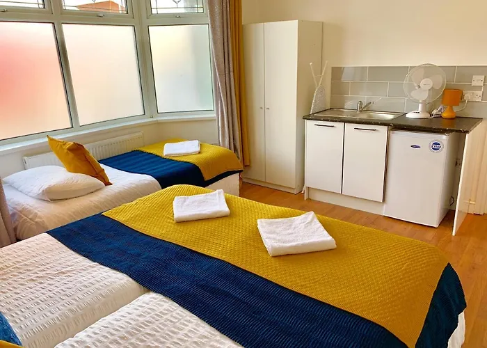 Spacious 2 Bedrooms 2 Baths Apartment with Garden&Parking