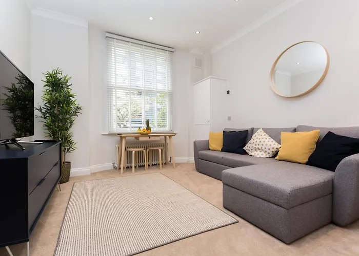 Caledonian · Bright One-Bedroom Apartment with Private Decked Garden