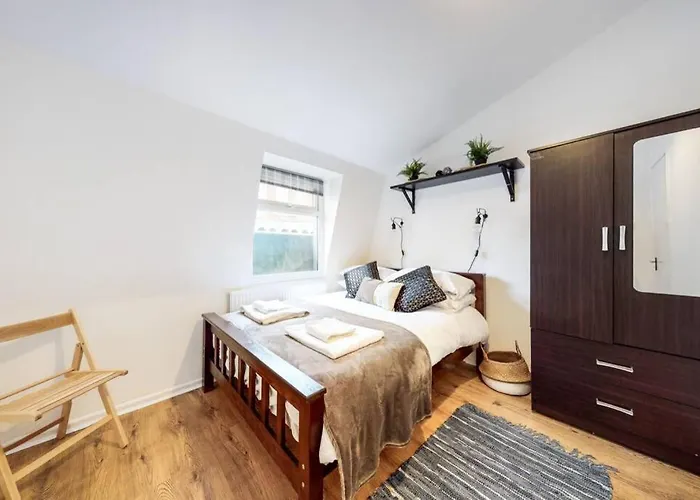 Super 2 Bed Flat Next To Paddington Station