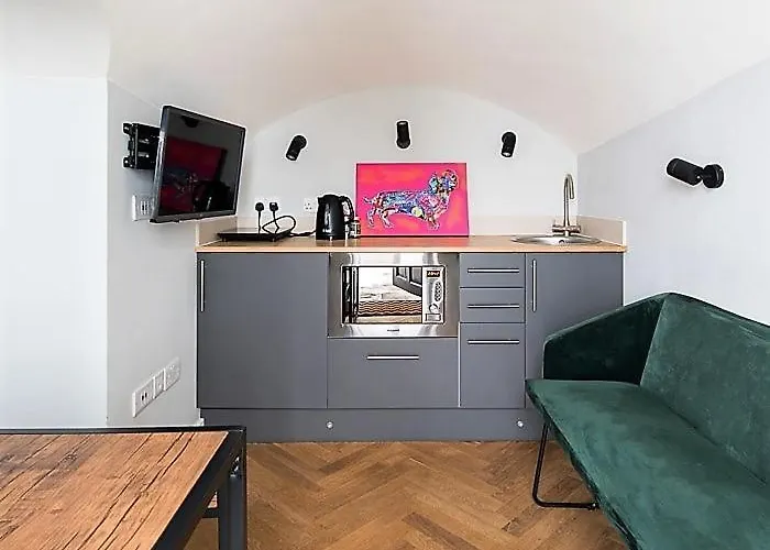 Newly Refurbished Flat With Patio. By Hyde Park
