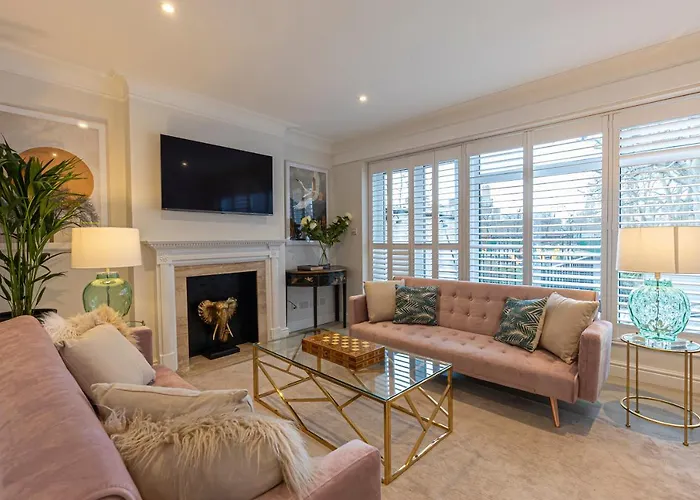 Joivy Stunning 3 Bed,2 Bath House With Roof Terrace In Chelsea