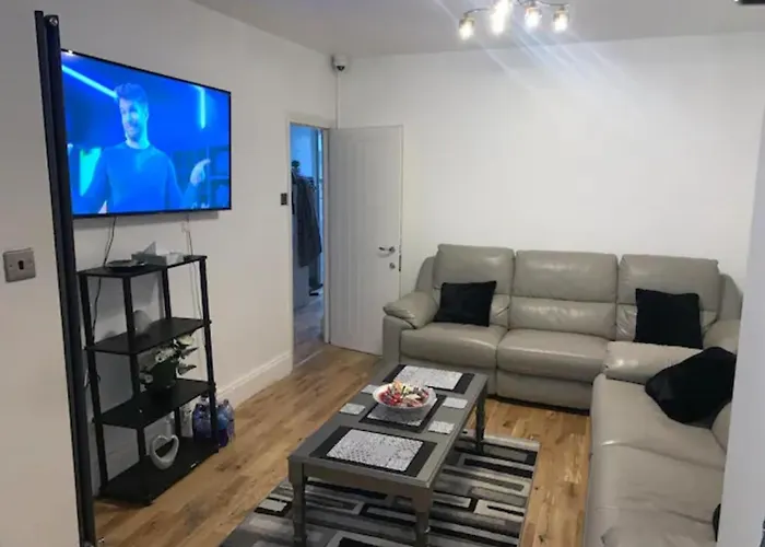 Modern 5 Bedroom Family House - 18 Mins To Station
