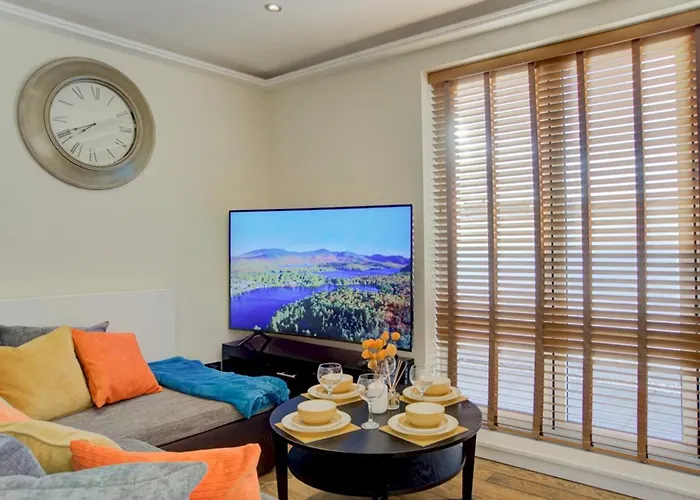 Pass The Keys Lovely 2-Bedroom Flat With Balcony And Great Views